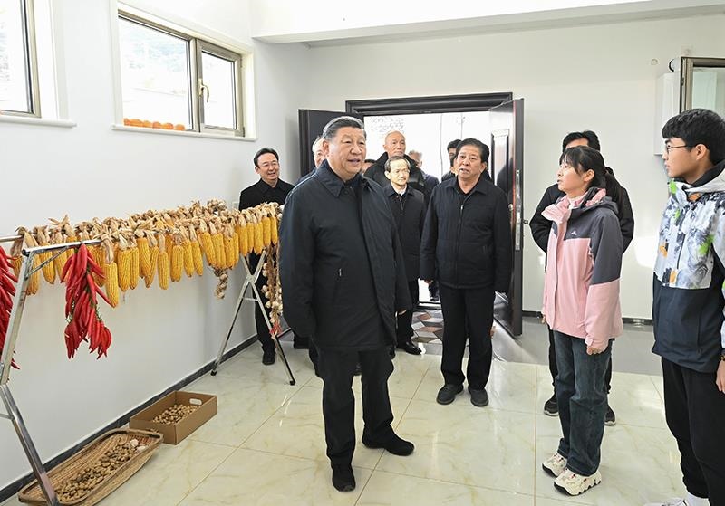 2023年11月10日，習(xí)近平總書記在北京門頭溝妙峰山鎮(zhèn)水峪嘴村村民李盟家看望慰問(wèn)，了解房屋受損、修繕和冬季取暖等情況。