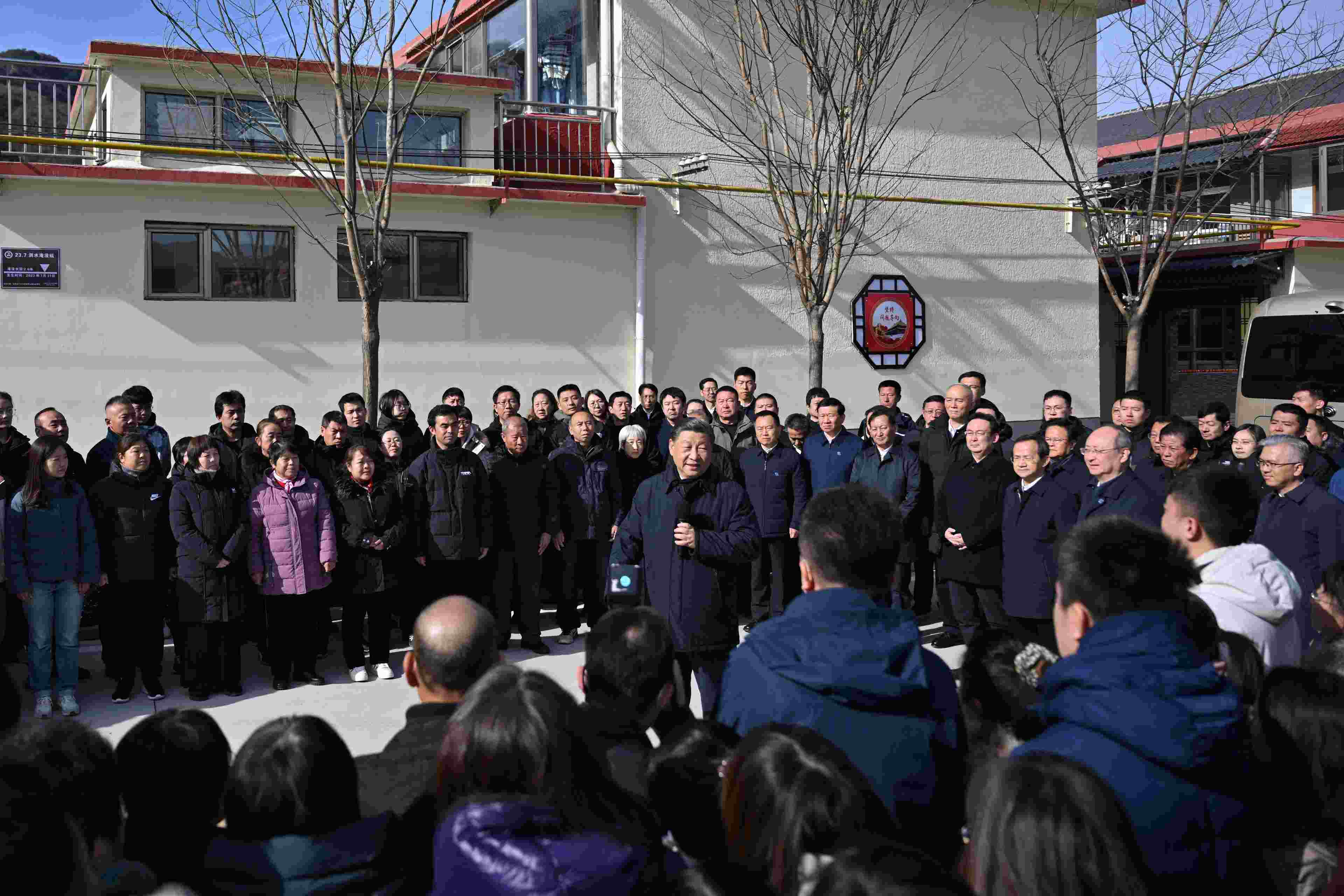 2023年11月10日，習(xí)近平總書記在北京市門頭溝區(qū)妙峰山鎮(zhèn)水峪嘴村考察時(shí)，同當(dāng)?shù)厝罕娪H切交流。