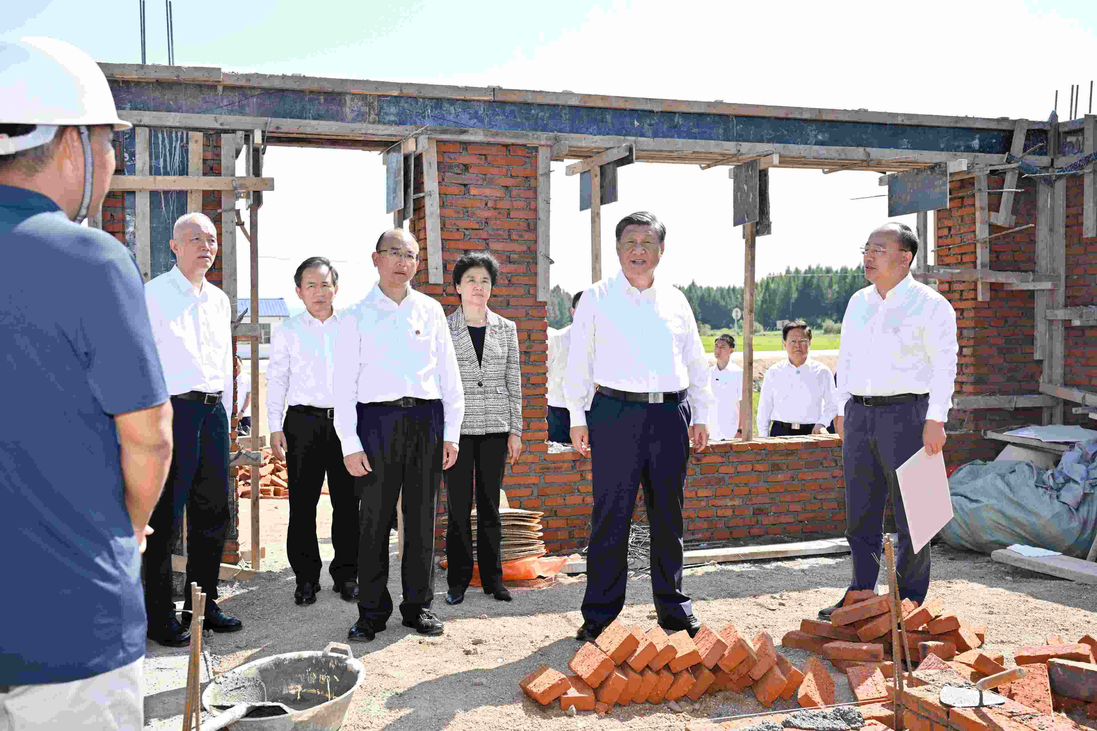 2023年9月7日，習(xí)近平總書記在遭受洪澇災(zāi)害的黑龍江省哈爾濱尚志市老街基鄉(xiāng)龍王廟村，察看水毀房屋重建情況。