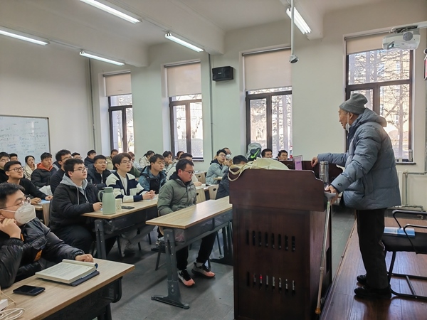 鐘萬勰院士為研究生上課。大連理工大學(xué)供圖