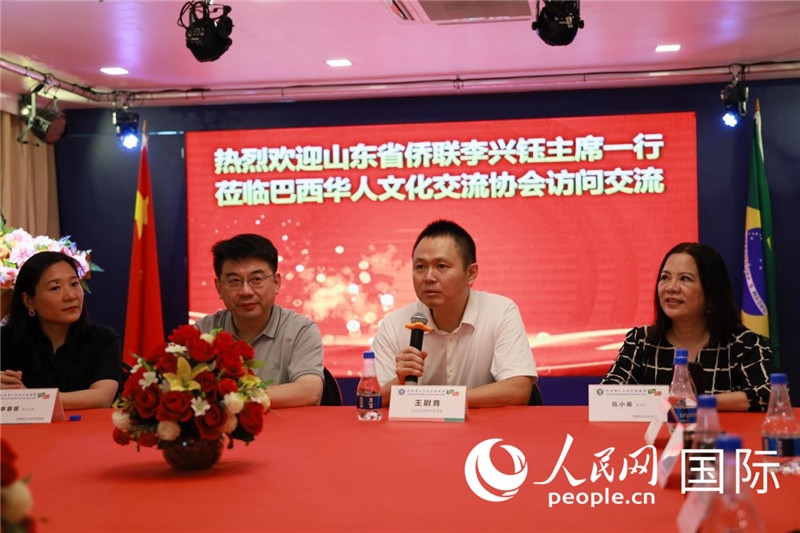 中國駐里約熱內(nèi)盧副總領(lǐng)事王尉育（右二）發(fā)表致辭。人民網(wǎng)記者宋亦然攝