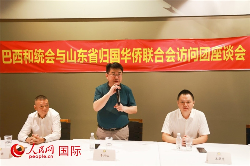中國僑聯(lián)副主席、山東省僑聯(lián)主席李興鈺（中）在座談會上致辭。人民網(wǎng)記者 陳海琪攝