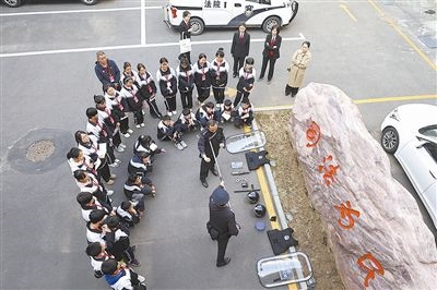 圖②：法警對(duì)警用裝備的使用進(jìn)行現(xiàn)場(chǎng)演示。