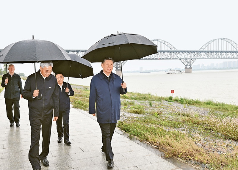 2023年10月10日至13日，中共中央總書記、國家主席、中央軍委主席習(xí)近平在江西考察。這是10日下午，習(xí)近平在長江國家文化公園九江城區(qū)段考察時(shí)，冒雨沿江堤步行察看沿岸風(fēng)貌。 新華社記者 謝環(huán)馳/攝