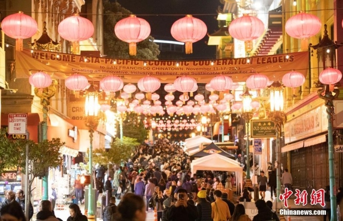當(dāng)?shù)貢r間11月10日，美國舊金山唐人街夜市人頭攢動。亞太經(jīng)合組織(APEC)第三十次領(lǐng)導(dǎo)人非正式會議將在舊金山舉行，當(dāng)?shù)靥迫私钟媱澟e辦包括夜市在內(nèi)的多場活動，以吸引與會者、游客和市民的光顧。<a target='_blank' href='/'><p class=