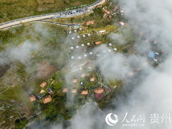 航拍掩映在晨間薄霧中的“花都里·化屋野奢度假營(yíng)地“。人民網(wǎng) 陽(yáng)茜攝