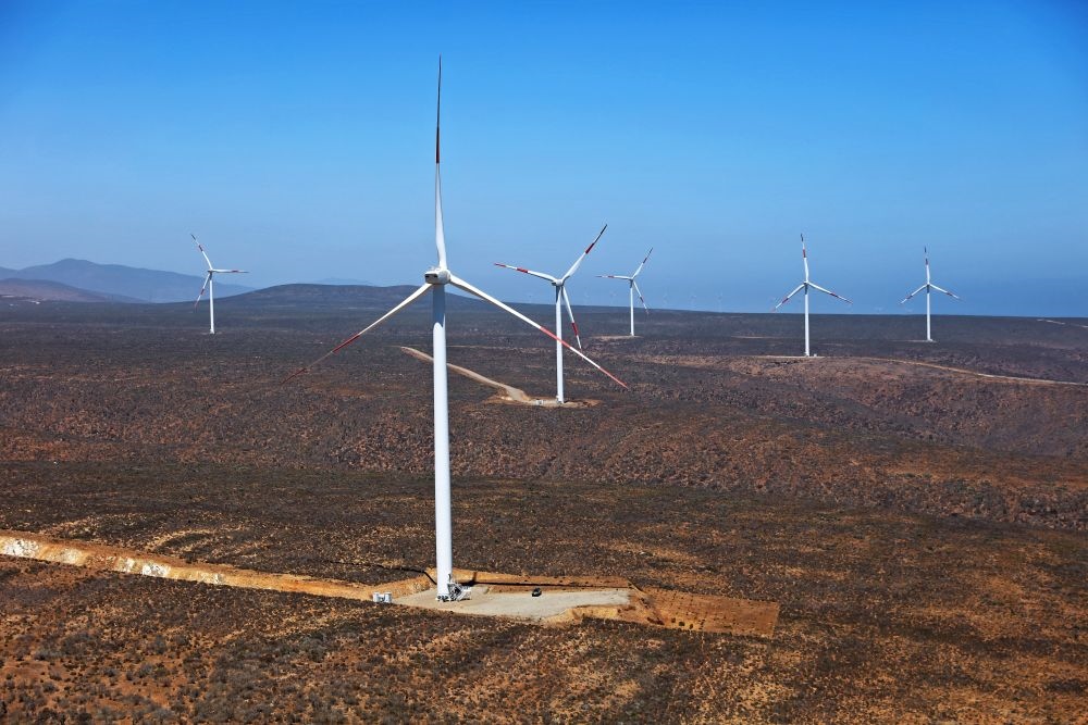 這是2023年2月14日拍攝的位于智利中部沿海的蓬塔謝拉風電場。蓬塔謝拉風電場是中國在智利投資建設(shè)的首個風電場，2018年正式投產(chǎn)發(fā)電，可滿足13萬戶家庭的用電需求，同時每年還能減少15.7萬噸碳排放。