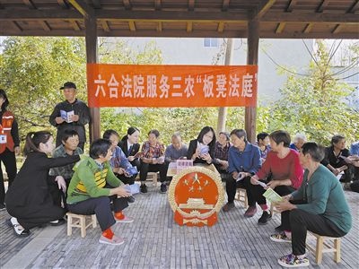  圖③：干警向附近農(nóng)戶解讀相關(guān)法律法規(guī)。