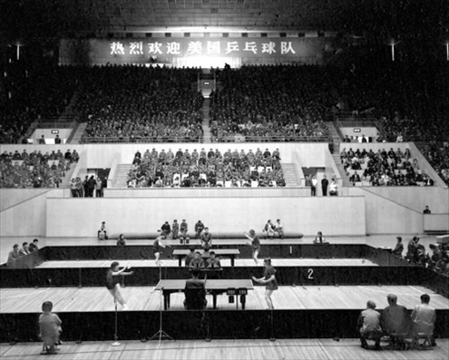 1971年4月13日，中華全國體育總會舉行歡迎儀式，歡迎前來中國進行訪問的美國乒乓球代表團。中美兩國乒乓球運動員在北京首都體育館進行了友誼比賽。 新華社發(fā)