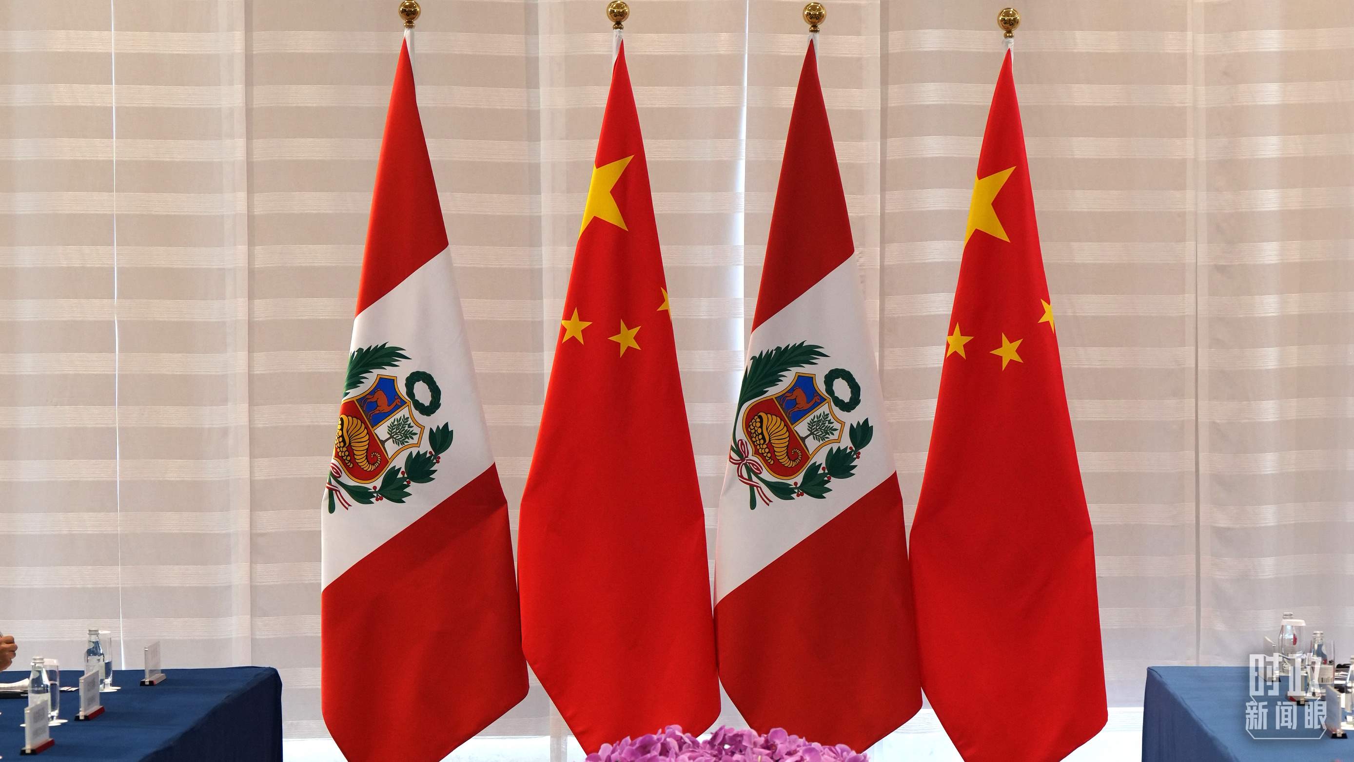 △會(huì)談現(xiàn)場的中秘兩國國旗。（總臺國廣記者李晉拍攝）