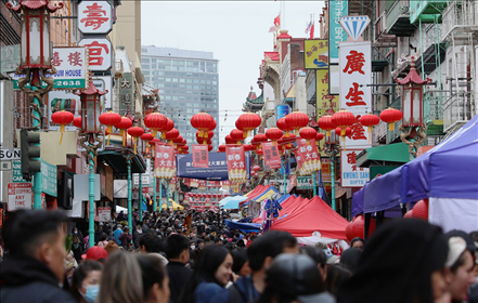 2023年1月15日，人們在美國舊金山唐人街的迎春街會上游覽、購物。當日，為期兩天的迎春街會在美國舊金山唐人街閉幕，活動吸引了大批市民和游客。新華社發(fā)