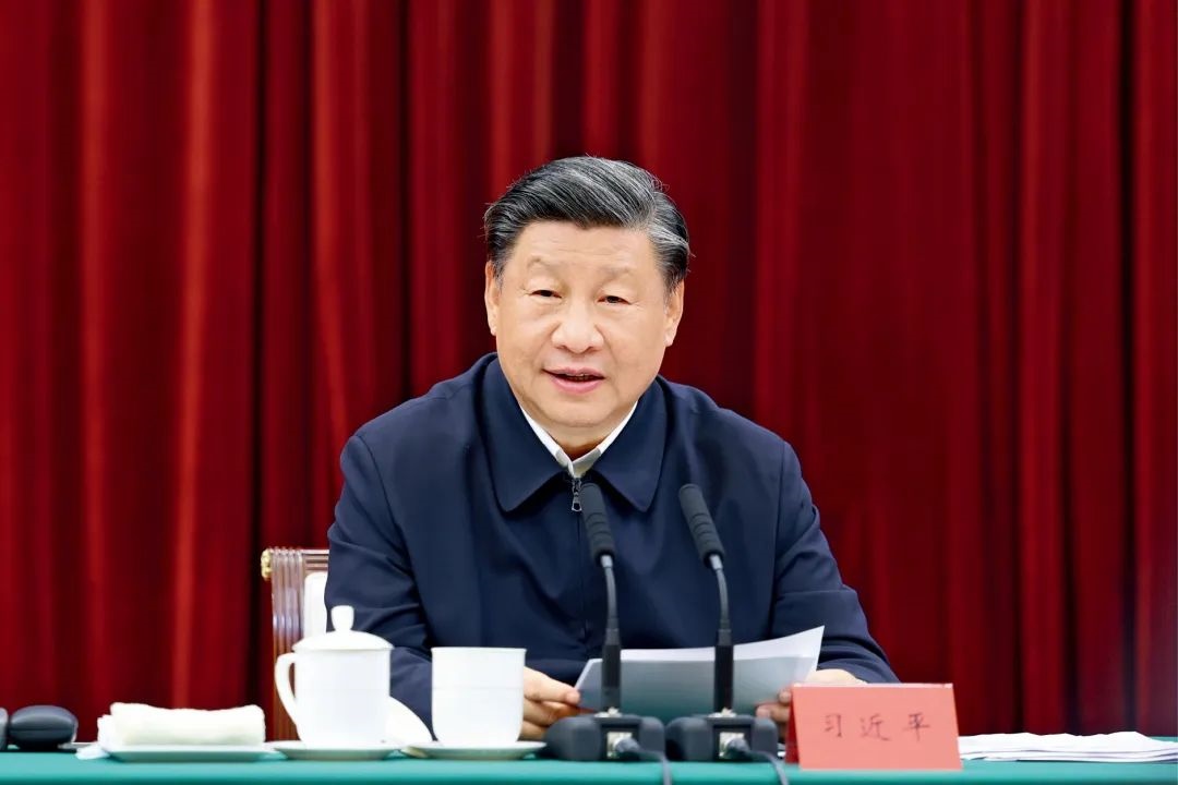 2023年10月12日，中共中央總書記、國家主席、中央軍委主席習近平在江西省南昌市主持召開進一步推動長江經(jīng)濟帶高質(zhì)量發(fā)展座談會并發(fā)表重要講話。習近平強調(diào)，完善跨區(qū)域、跨部門、跨層級的數(shù)據(jù)信息共享和流程互聯(lián)互通，深化政務(wù)服務(wù)合作，優(yōu)化營商環(huán)境。圖/新華社記者 鞠鵬 攝