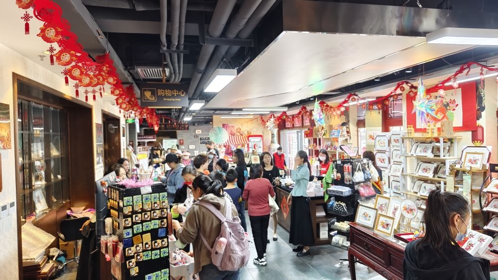 游客在天津市西青區(qū)楊柳青民俗文化館游覽。（新華社記者宋瑞 攝）