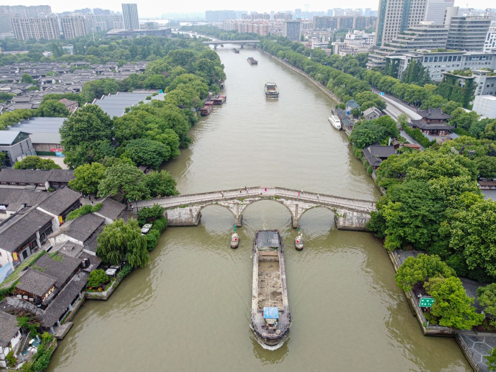 2022年5月27日，貨船通過京杭大運河杭州段拱宸橋。（新華社記者江漢 攝）
