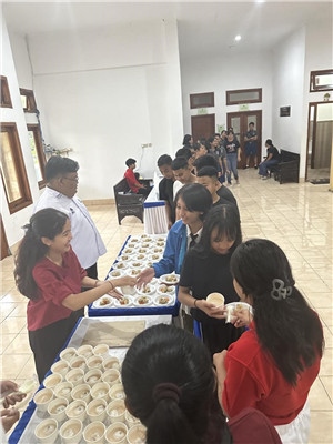 學(xué)生們品嘗中華美食湯圓和燒賣。主辦方供圖