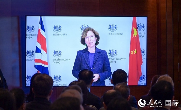 英國(guó)駐華大使吳若蘭發(fā)表視頻主旨演講。人民網(wǎng) 郭錦標(biāo) 攝