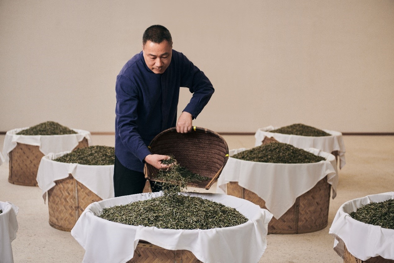 福鼎白茶制作技藝的省級(jí)代表性傳承人林振傳在制茶。受訪者供圖