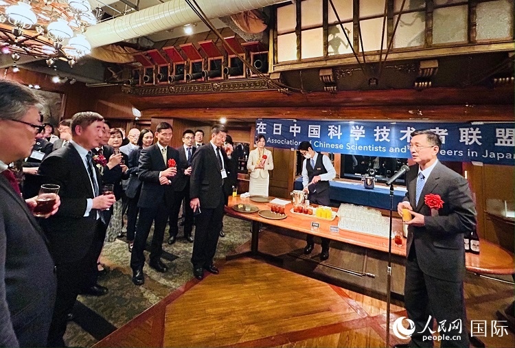 中國駐日本大使館教育處公使銜參贊杜柯偉在紀念酒會上致祝酒詞。人民網 許可攝