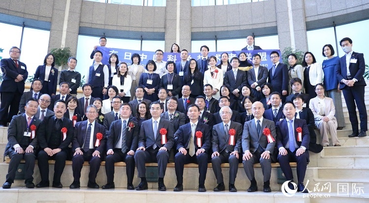 到場嘉賓與中國駐日本大使吳江浩合影留念。人民網 許可攝