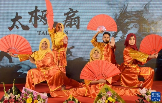 11月22日，在孟加拉國達(dá)卡，學(xué)生在孔子課堂揭牌儀式上表演。新華社發(fā)（薩利姆攝）