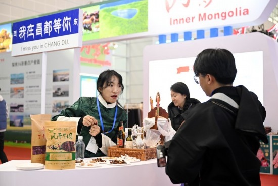 11月23日，參展商和參觀者在國(guó)家會(huì)展中心（天津）國(guó)內(nèi)省市合作交流展區(qū)交流。新華社記者 趙子碩 攝