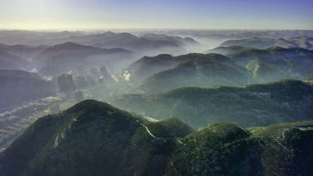 陜西省延安市吳起縣的山山峁峁被茂密的山林覆蓋（2021年12月20日攝，無人機照片）。新華社記者 陶明 攝