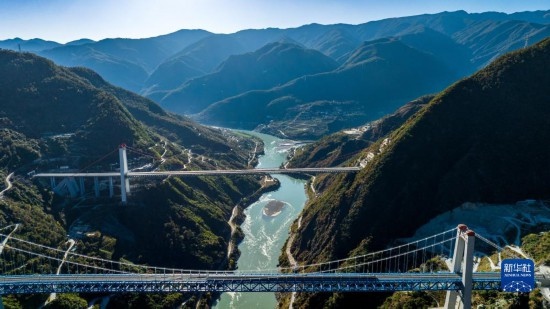 11月25日拍攝的麗香鐵路金沙江特大橋（前），遠(yuǎn)處是麗香高速特大橋（無(wú)人機(jī)照片）。