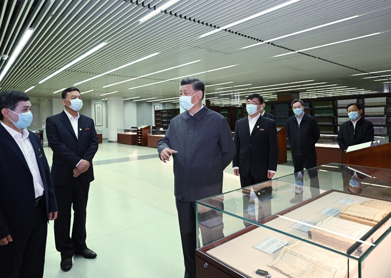 2022年4月25日，習近平來到中國人民大學考察調(diào)研。這是他在圖書館考察。