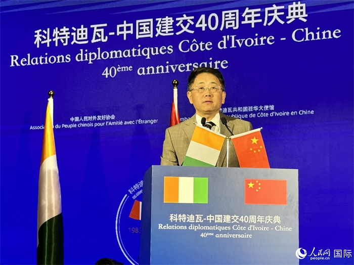中國人民對(duì)外友好協(xié)會(huì)副會(huì)長姜江在招待會(huì)上致辭。人民網(wǎng) 謝瑩攝