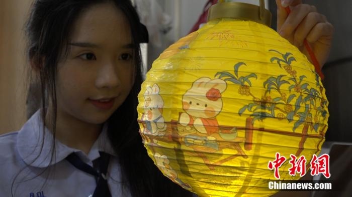 李佳夢(mèng)正在做兔子花燈。呂盛楠 攝