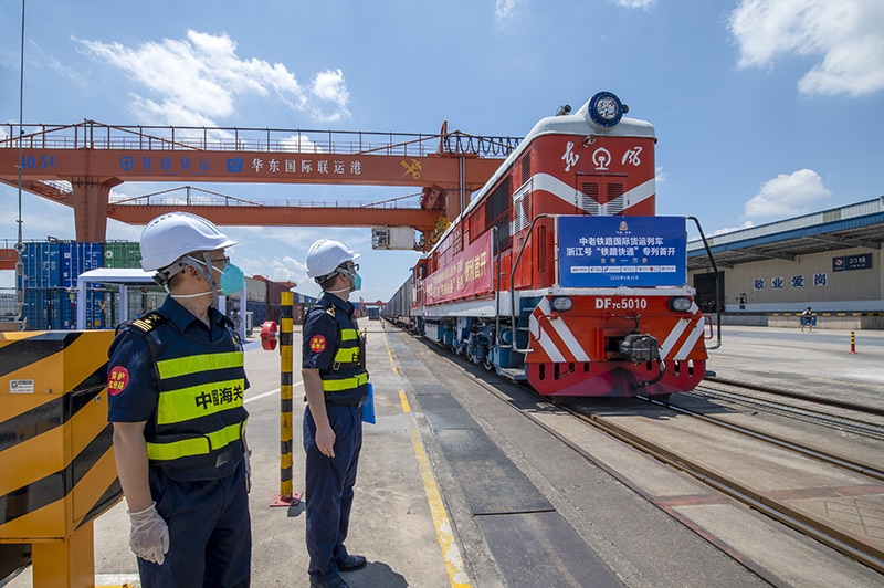 2022年6月29日，浙江金華，中老鐵路國際貨運列車浙江號“鐵路快通”首趟專列經(jīng)海關監(jiān)管后，從金華南站鳴笛啟程，經(jīng)磨憨口岸駛向老撾萬象。