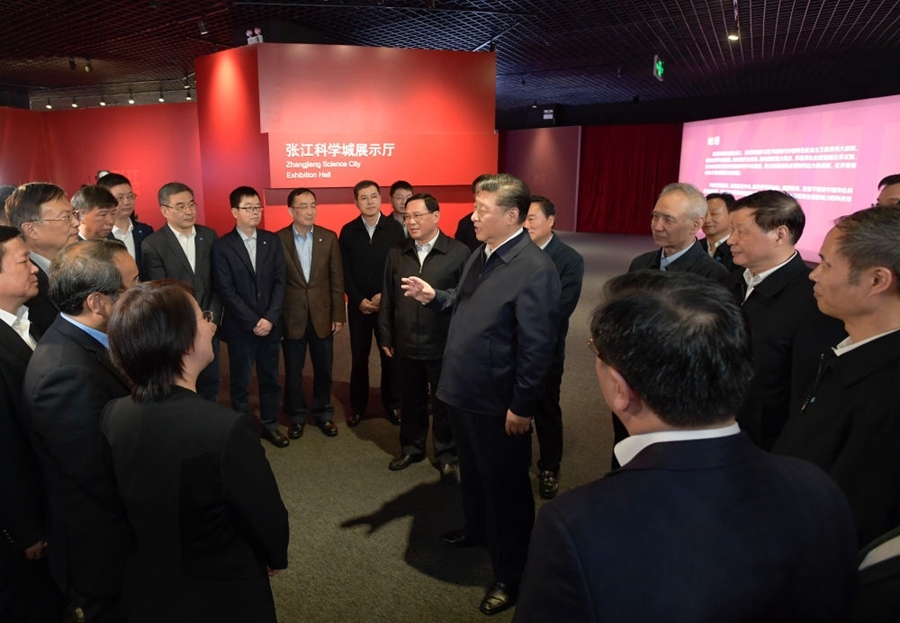 2018年11月6日，習近平在上海張江科學城展示廳考察時，同在場的科技工作者親切交談。