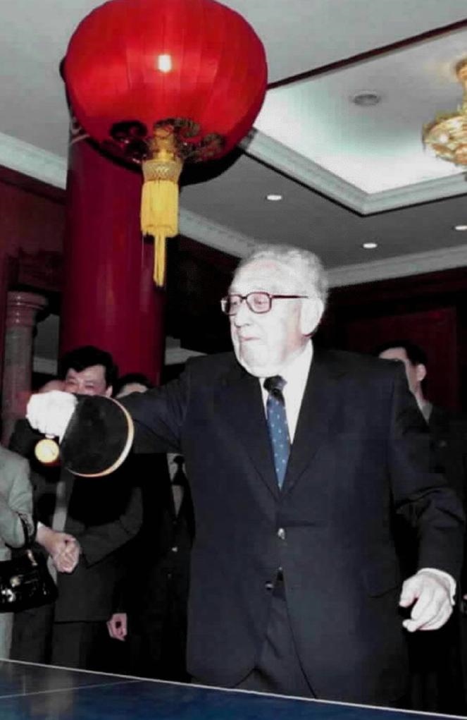2001年3月18日，基辛格在中國人民對外友好協(xié)會紀(jì)念中美“乒乓外交”30周年的招待會開始前揮拍助興。新華社發(fā)