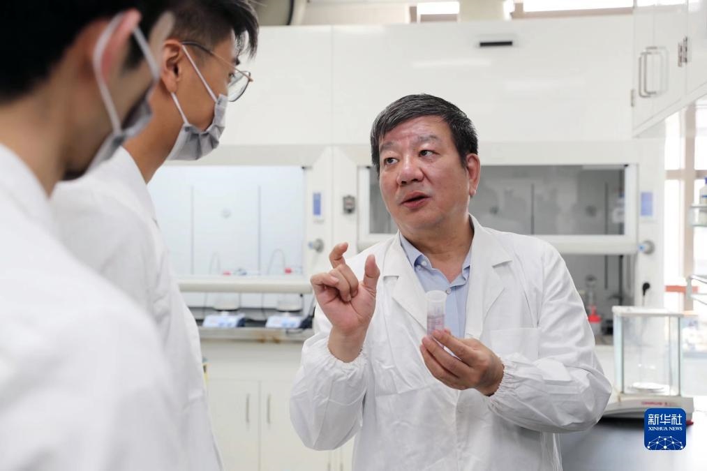 中國科學(xué)院院士、國家自然科學(xué)獎(jiǎng)一等獎(jiǎng)得主趙東元在復(fù)旦大學(xué)實(shí)驗(yàn)室里指導(dǎo)學(xué)生（2023年9月2日攝）。新華社記者 劉穎 攝