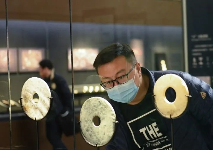 游客在良渚博物院觀看玉璧。新華社記者 翁忻旸 攝