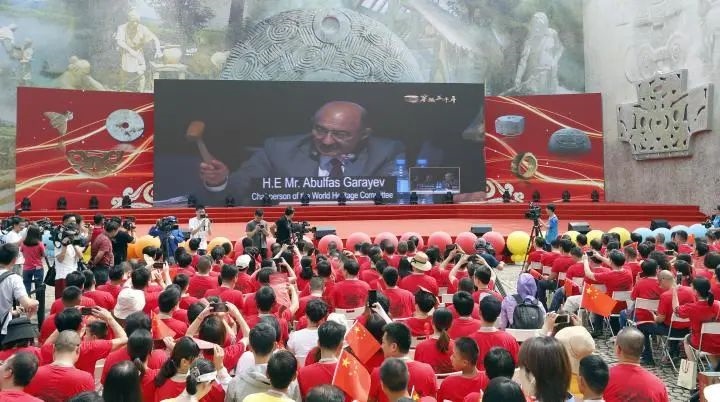 2019年7月6日，杭州市民揮舞國旗慶祝良渚古城遺址獲準(zhǔn)列入世界遺產(chǎn)名錄。記者 吳煌 倪雁強(qiáng) 攝