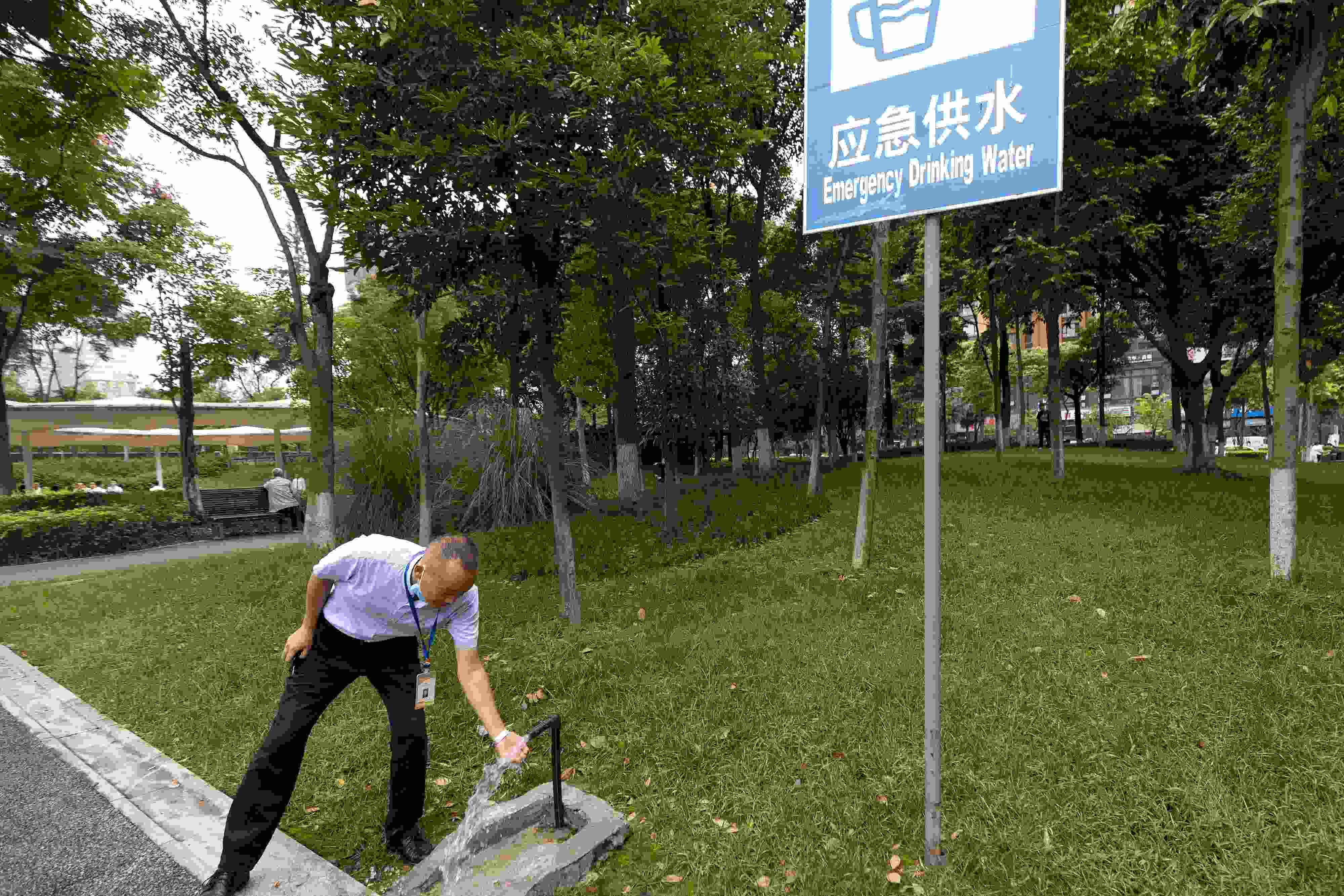 位于成都高新區(qū)天府二街與天府三街之間的大源中央公園，應急供水設施標識醒目。