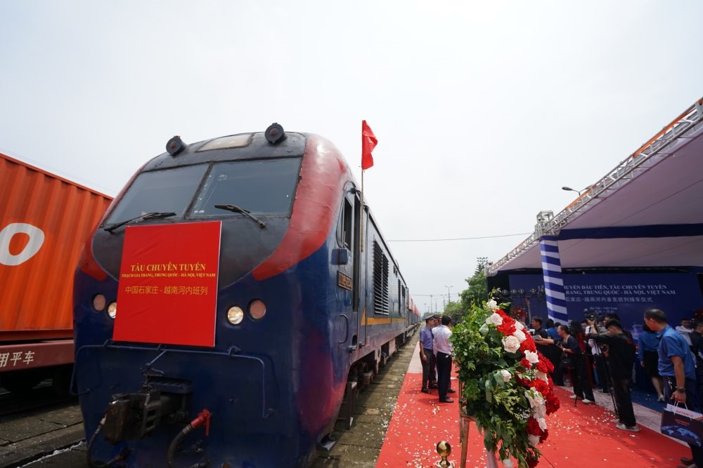 這是2023年8月2日在越南河內(nèi)安員車站拍攝的首列“燕趙號(hào)”中越班列。新華社記者 胡佳麗 攝
