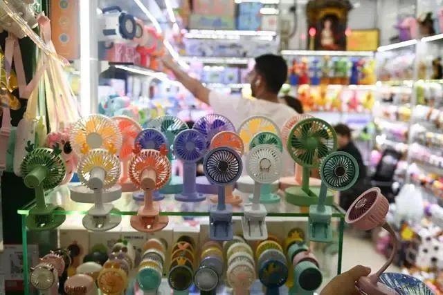 △近期，客商在浙江義烏國際商貿(mào)城采購商品。