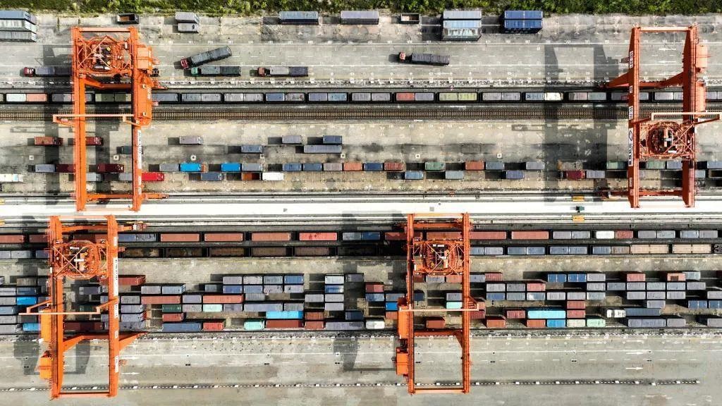 △2023年11月12日，火車在廣西欽州港碼頭裝運集裝箱。