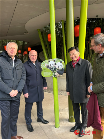中國(guó)駐德國(guó)大使吳懇（右二）、柏林市長(zhǎng)韋格納（左二）、動(dòng)物園園長(zhǎng)克尼里姆（右一）和監(jiān)事會(huì)主席布魯克曼（左一）共同為“夢(mèng)想”“夢(mèng)圓”大熊貓紀(jì)念牌揭幕。人民網(wǎng)記者 徐馨攝