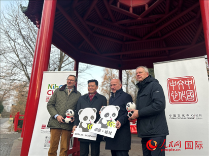 中國(guó)文化中心組織的主題活動(dòng)現(xiàn)場(chǎng)。從左至右依次為柏林動(dòng)物園園長(zhǎng)克尼里姆、中國(guó)駐德國(guó)大使吳懇、柏林市長(zhǎng)韋格納、柏林動(dòng)物園監(jiān)事會(huì)主席布魯克曼。人民網(wǎng)記者 徐馨攝