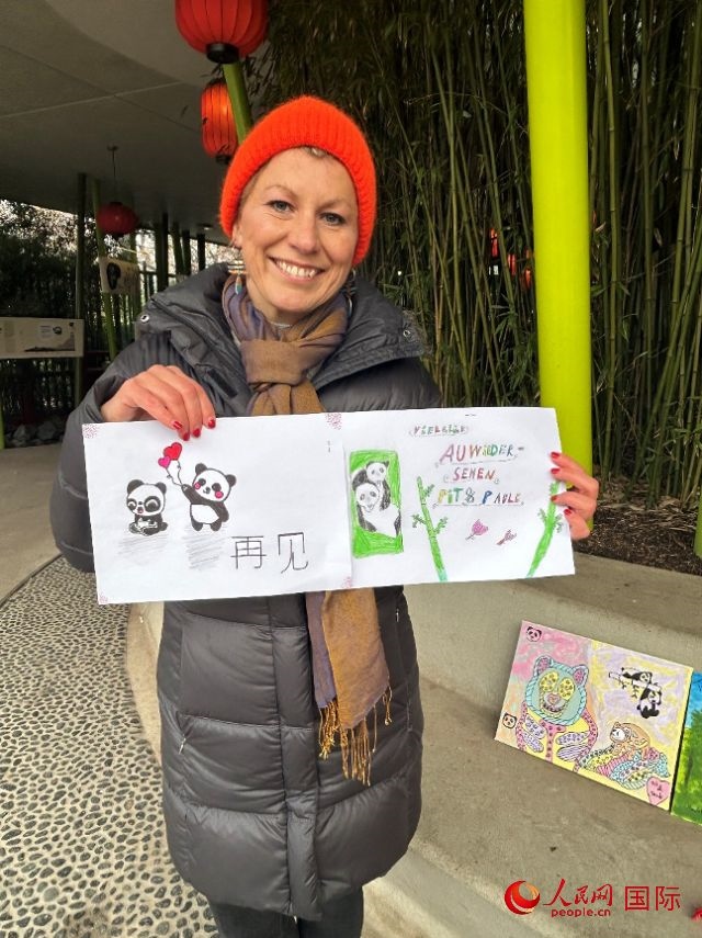 桑德拉和德國(guó)小朋友們的作品。右圖寫著“祝福好運(yùn)，再見 Pit和Paule（“夢(mèng)想”“夢(mèng)圓”的德語(yǔ)名字）”。人民網(wǎng)記者 徐馨攝