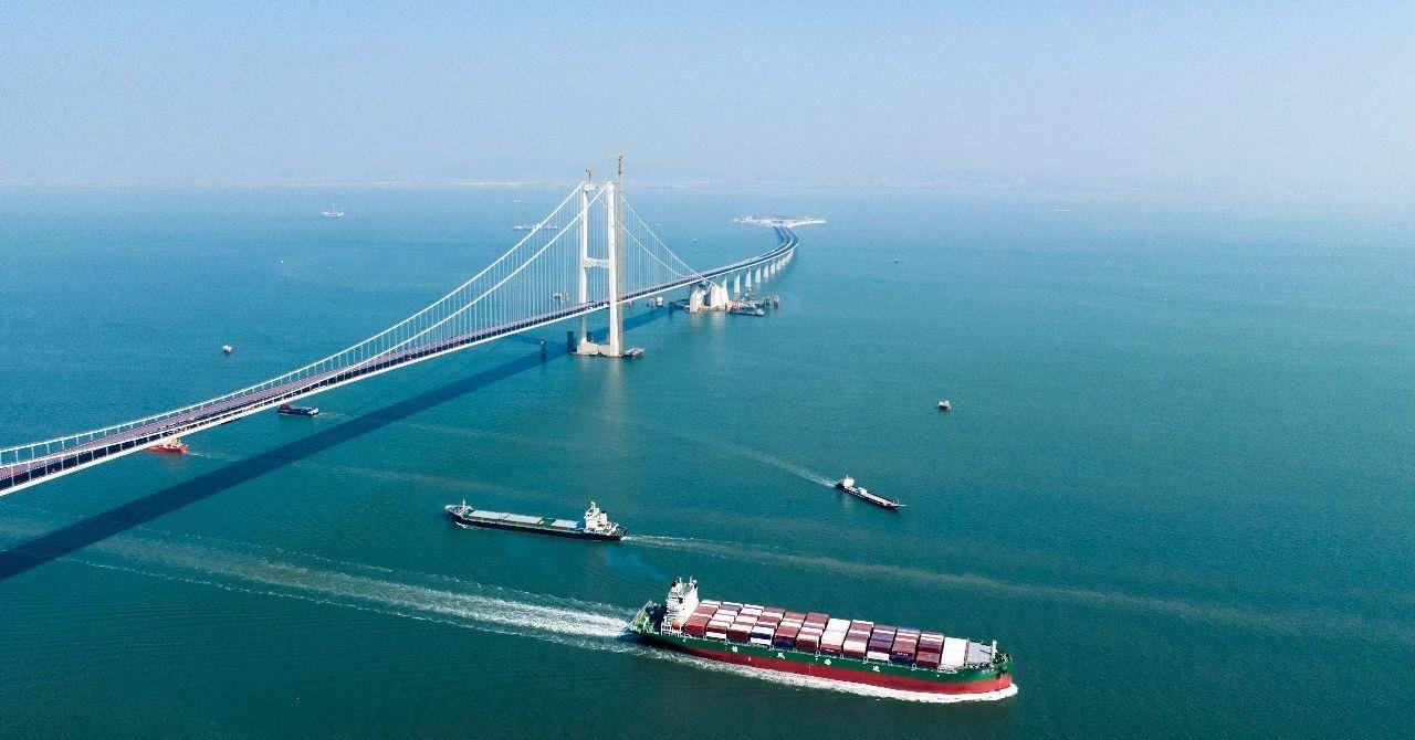 △2023年11月28日，國(guó)家重大工程深中通道海底沉管隧道貫通。
