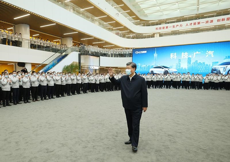 △2023年4月12日，習(xí)近平總書記在廣東廣汽研究院向職工們揮手致意。
