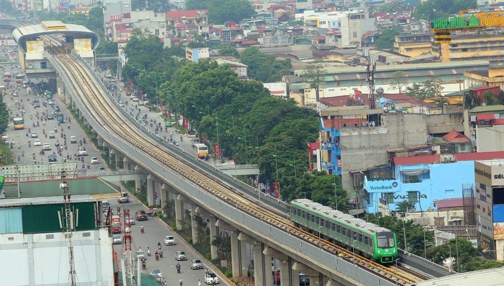 2021年11月6日，列車在越南首都河內(nèi)吉靈-河?xùn)|輕軌線上行駛。中企承建的越南首條城市輕軌項(xiàng)目交接儀式當(dāng)日在河內(nèi)舉行，標(biāo)志著該項(xiàng)目投入運(yùn)行。新華社/越通社