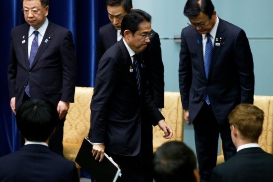  11月2日，在日本東京首相官邸，日本首相岸田文雄在新聞發(fā)布會后離開會場。新華社發(fā)（Pool圖片，太田潔攝）