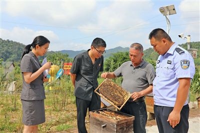  圖②：蒙山法院黃村法庭法官深入蜂蜜合作社，實(shí)地了解蜂農(nóng)需求。