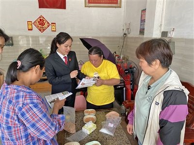  圖⑤：龍圩區(qū)法院法官到群眾家中開(kāi)展法治宣傳。資料圖片