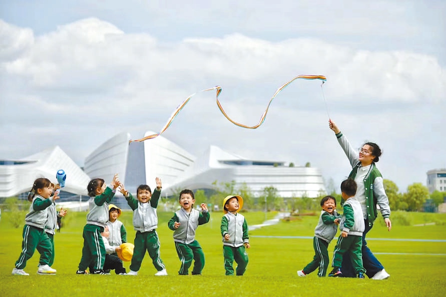  童心飛揚 在浙江衢州市智慧新城草坪公園，一名幼兒園老師揮舞彩帶，與孩子們一起玩耍。衢州市柯城區(qū)將兒童友好理念融入城區(qū)整體規(guī)劃，努力為兒童成長創(chuàng)造更好的發(fā)展環(huán)境，提升兒童和家庭的獲得感、幸福感、安全感。 衢州市柯城區(qū)某幼兒園哥倫比亞籍教師 莉莉安娜·雷斯特雷波·埃斯皮諾薩攝 “我和家人都很喜歡在衢州生活，這是一座兒童友好城市，有很多兒童營地和戶外活動場所。我看到孩子們在幼兒園、戶外非?？鞓返赝嫠＃阌孟鄼C記錄下這美好時刻?！? /></p> <p style=